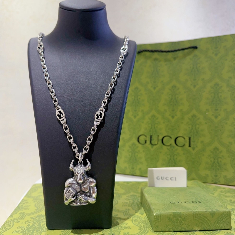 G*u*i necklaces